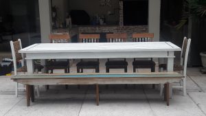 Foi feito a remoção de manchas na madeira e a repintura da mesa e cadeiras.