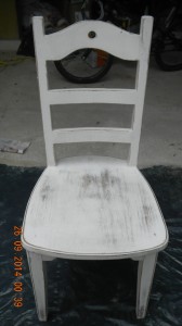 Preparo para pintura de cadeira de peroba.