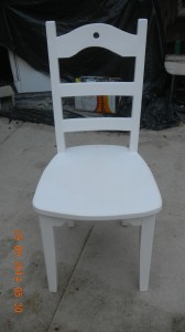 Cadeira de peroba após pintura com látex.